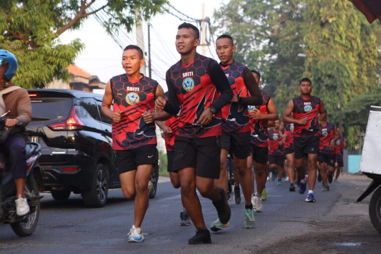 Rutin Bina Fisik, Prajurit Yonarhanud 8/MBC Lari Pagi 10 Kilometer