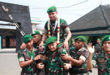 Letkol Inf Dedyk Wahyu Widodo Relakan Pundaknya Dinaiki Prajurit Berpangkat Pratu