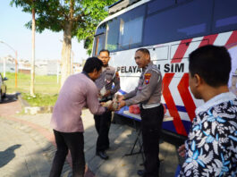 Sambut Hari Bhayangkara, Satlantas Polres Gresik Beri Sarapan Gratis Pemohon SIM Keliling
