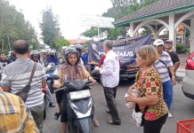 Bamag Gresik Berbagi Ratusan Takjil