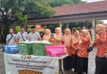 PWI dan DWP Lamongan Bagikan Ratusan Takjil Gratis