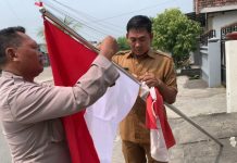 Lawan One Piece Polsek Cerme Bagikan Gratis Bendera Merah Putih ke Warga