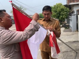 Lawan One Piece Polsek Cerme Bagikan Gratis Bendera Merah Putih ke Warga