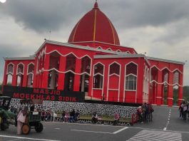 Eksotika Masjid Merah Taman Dayu